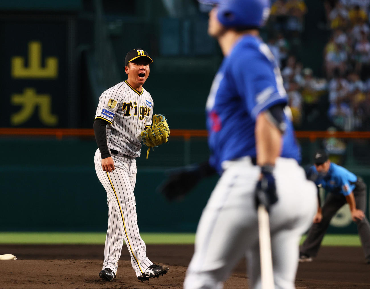 阪神対中日　1回表中日1死二、三塁、村上は細川を空振り三振に仕留める（撮影・上山淳一）