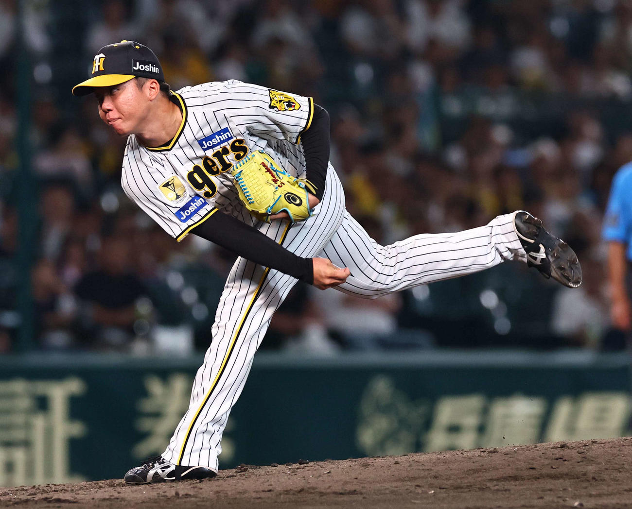 阪神対中日　力投する阪神先発の村上（撮影・上田博志）