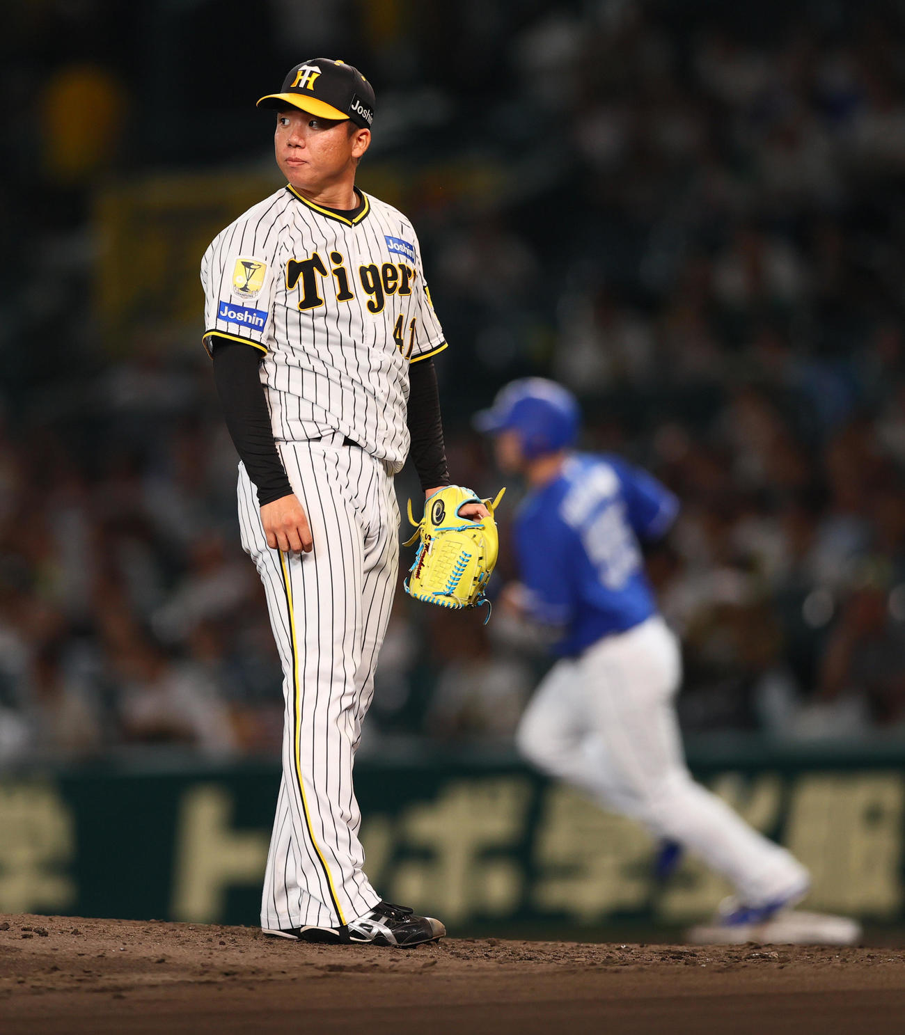 阪神対中日　6回表中日無死、村上（手前）は細川に左越えソロ本塁打を被弾する（撮影・上山淳一）