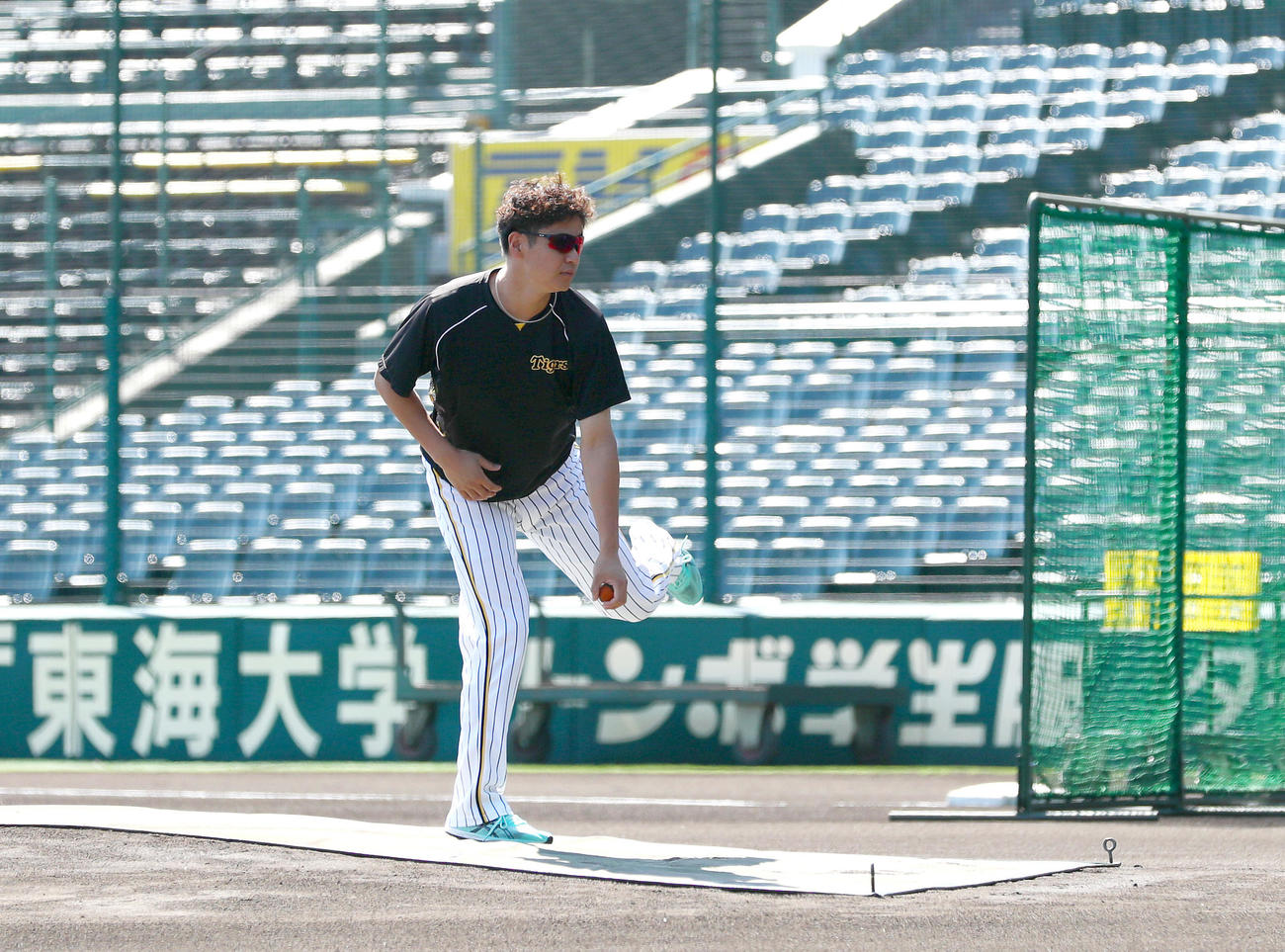 阪神対中日　マウンドを確かめる阪神大竹（撮影・上山淳一）