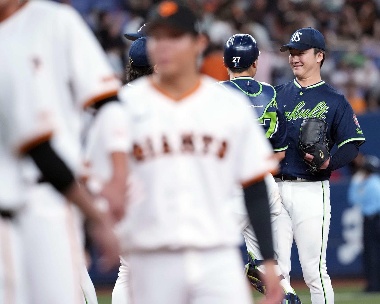 巨人対ヤクルト　プロ初完封勝利を飾り笑顔を見せるヤクルト吉村（撮影・たえ見朱実）