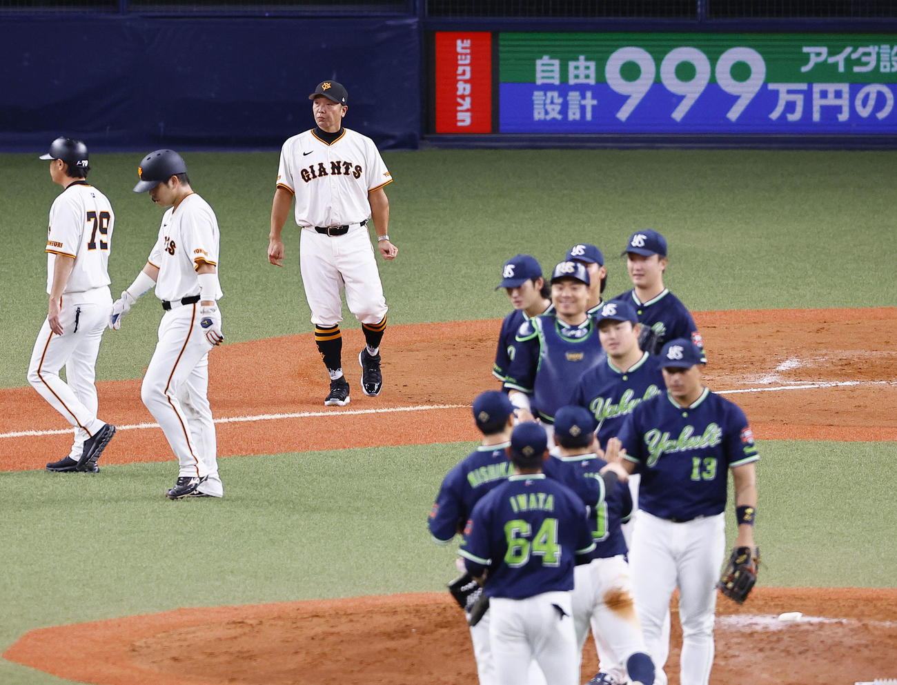 巨人対ヤクルト　ヤクルトに連敗し、整列に向かう巨人阿部監督（奥右）（撮影・藤尾明華）