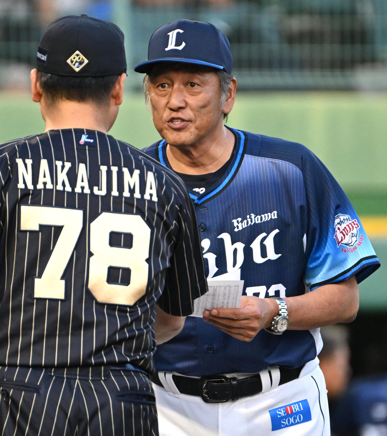 オリックス対西武　メンバー表交換をする（左から）オリックス中嶋監督、西武渡辺監督代行（撮影・石井愛子）