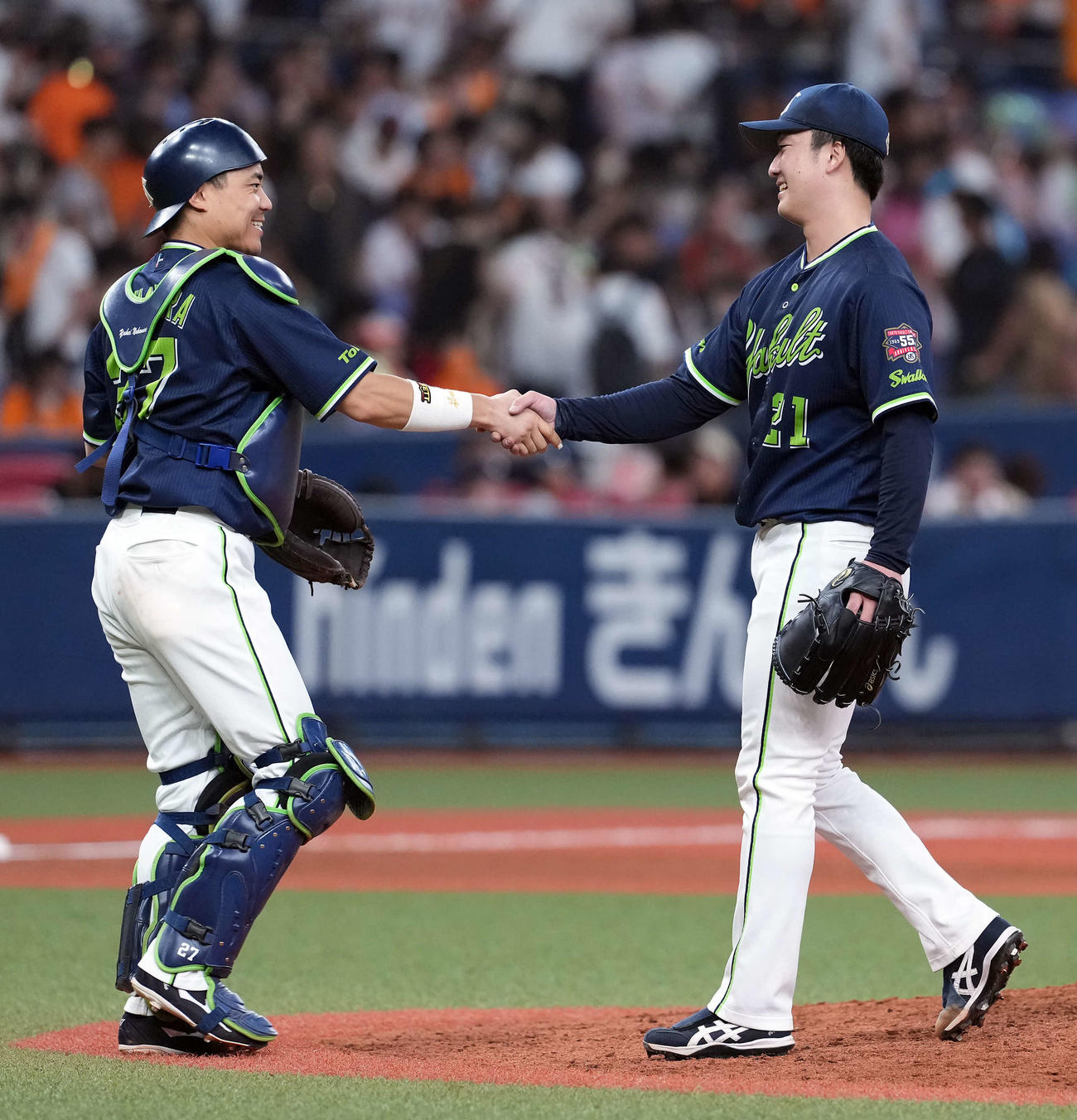 巨人対ヤクルト　プロ初完封勝利を飾り、中村と握手を交わすヤクルト吉村（右）（撮影・たえ見朱実）