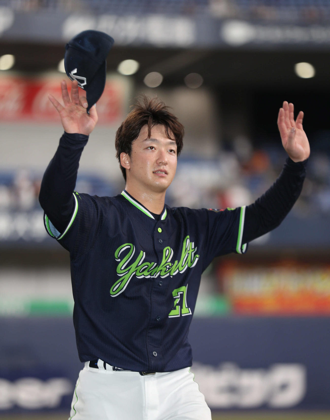 巨人対ヤクルト　プロ初完封勝利のヤクルト吉村は声援に応える（撮影・西尾就之）