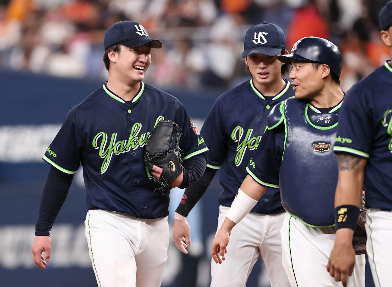 巨人対ヤクルト　プロ初完封勝利のヤクルト吉村（左）は中村と笑顔で話す（撮影・西尾就之）