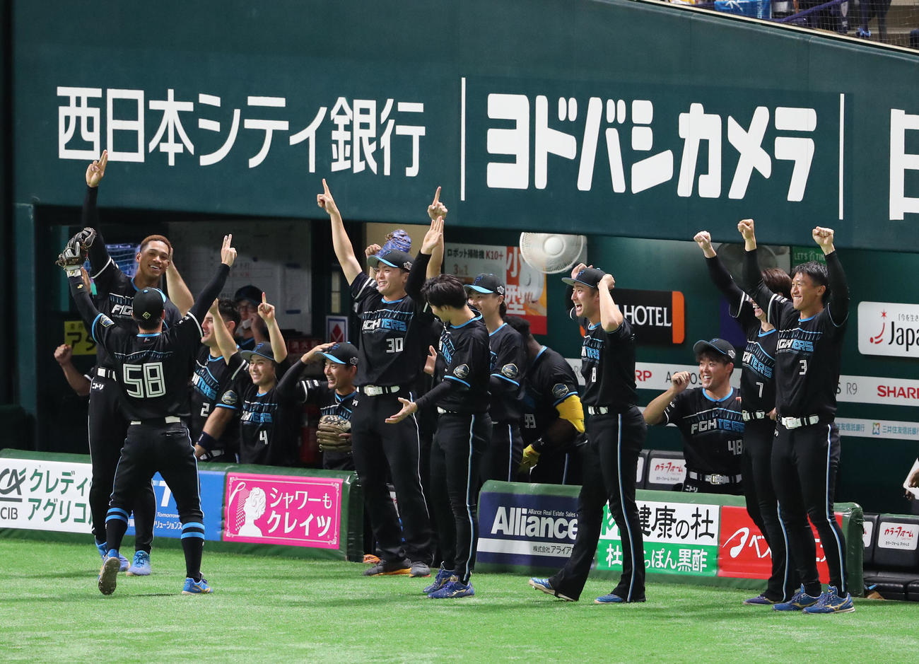 ソフトバンク対日本ハム　9回表日本ハム2死一塁、清宮は右越えに2点本塁打を放つ、盛り上がるナイン（撮影・梅根麻紀）