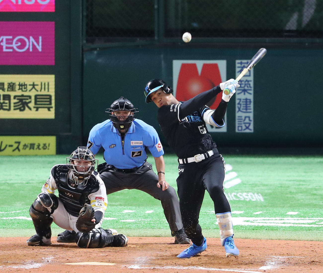 ソフトバンク対日本ハム　9回表日本ハム1死一、三塁、万波は同点となる遊ゴロを放つ（撮影・梅根麻紀）