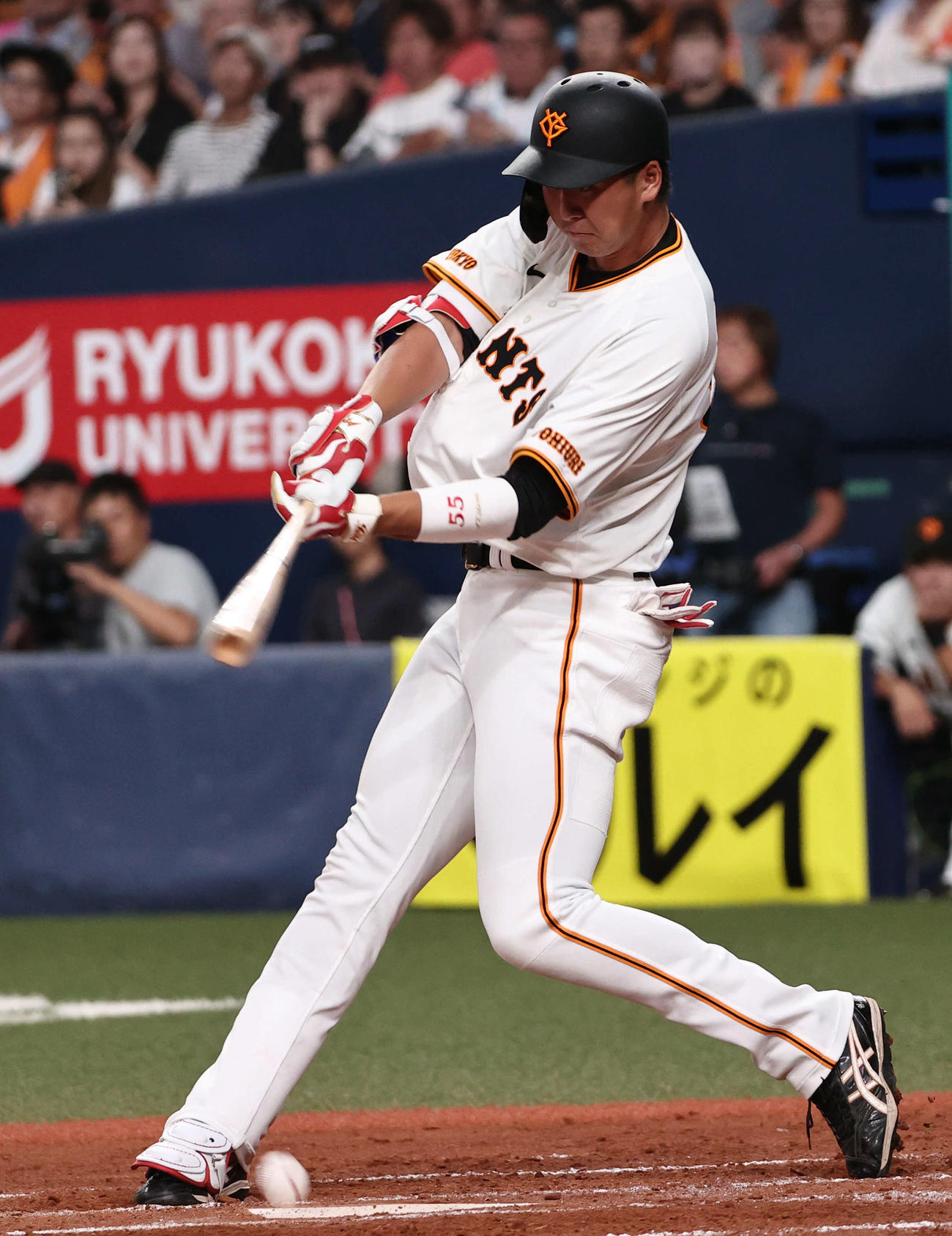 巨人対ヤクルト　7回裏巨人2死一塁、代打秋広は遊撃へ内野安打（撮影・西尾就之）