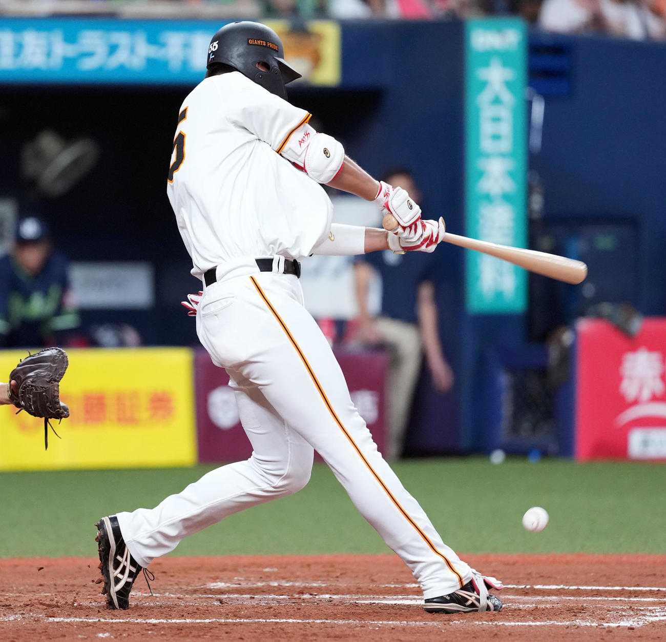 巨人対ヤクルト　7回裏巨人2死一塁、遊安を放つ代打秋広（撮影・たえ見朱実）