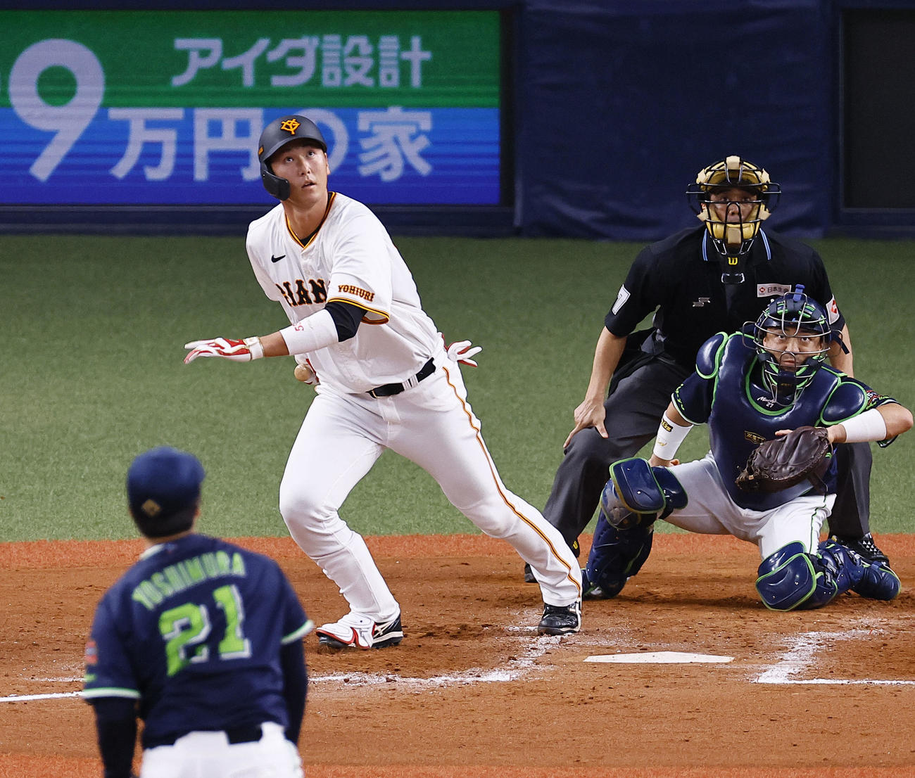 巨人対ヤクルト　7回裏巨人2死一塁、代打秋広は遊ゴロ内野安打を放つ（撮影・藤尾明華）
