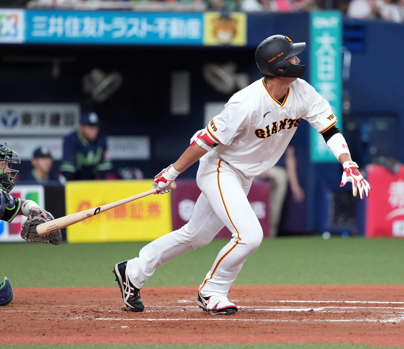 巨人対ヤクルト　7回裏巨人2死一塁、遊安を放つ代打秋広（撮影・たえ見朱実）