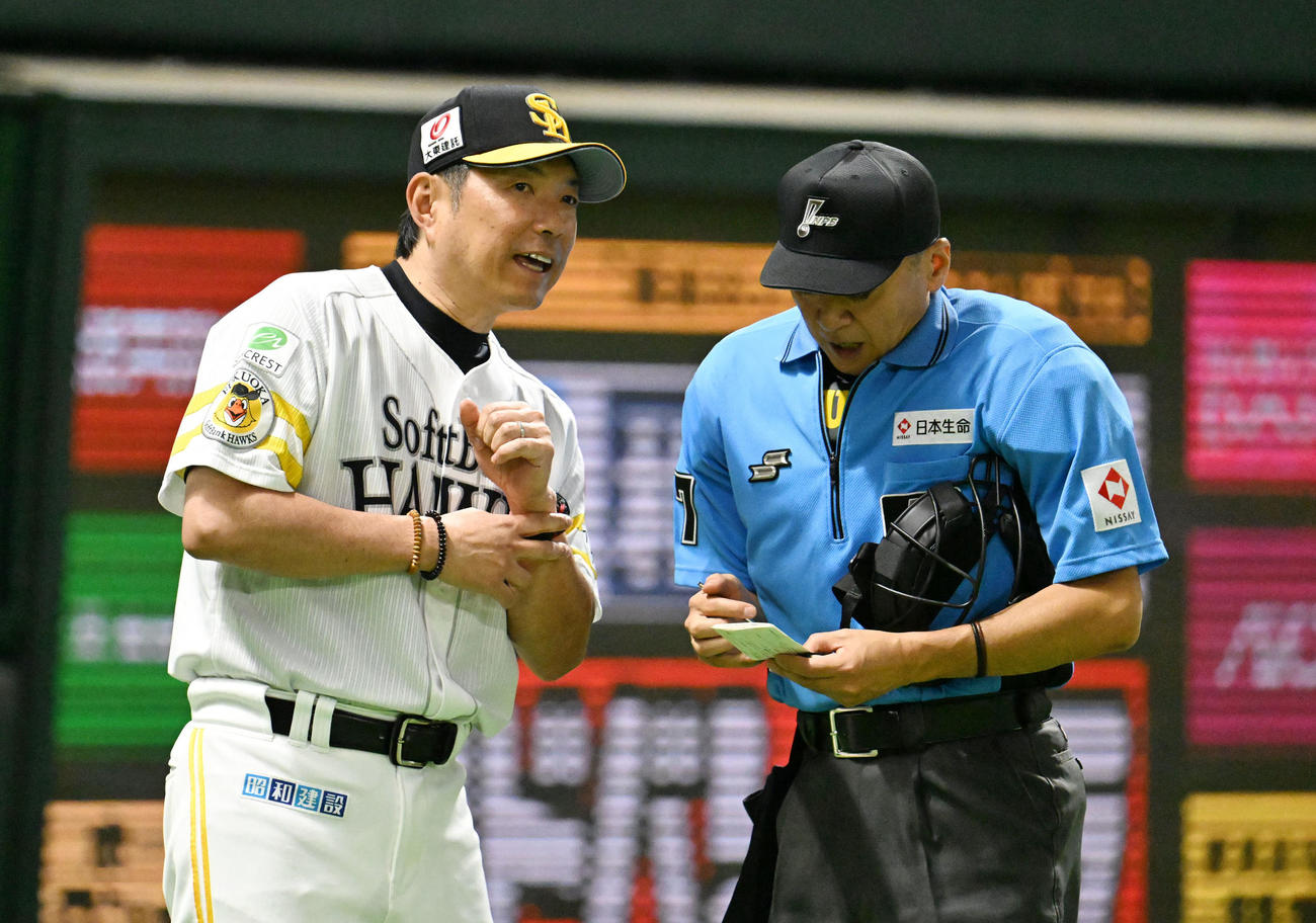 ソフトバンク対日本ハム　6回裏、選手交代を告げる小久保監督（左）（撮影・林敢治）