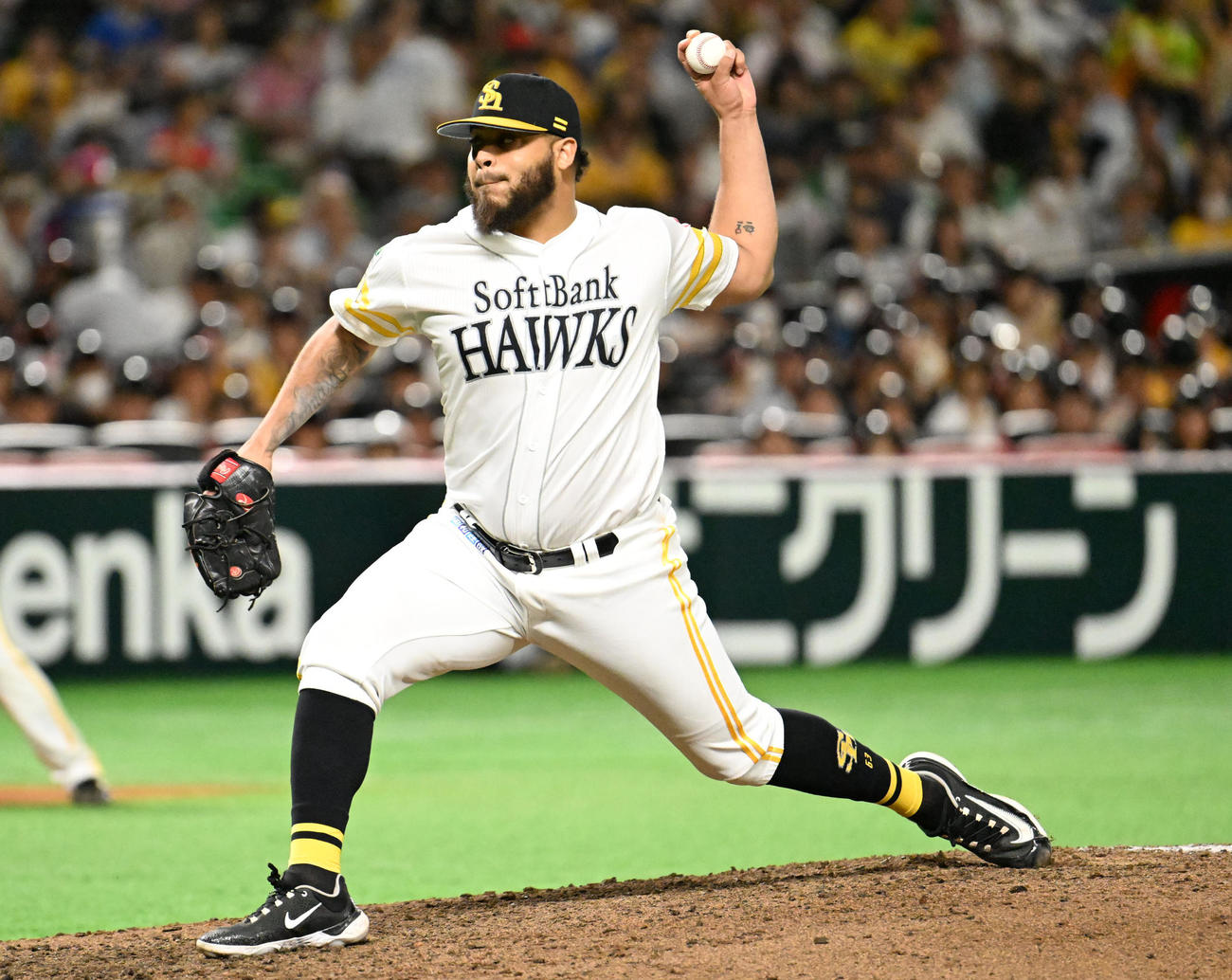 ソフトバンク対日本ハム　ソフトバンク三番投手・ヘルナンデス（撮影・林敢治）