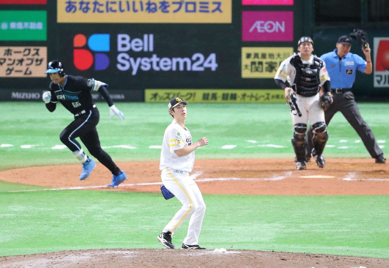 ソフトバンク対日本ハム　9回表日本ハム1死一、三塁、万波に同点となる遊ゴロを浴びる大山凌（撮影・梅根麻紀）