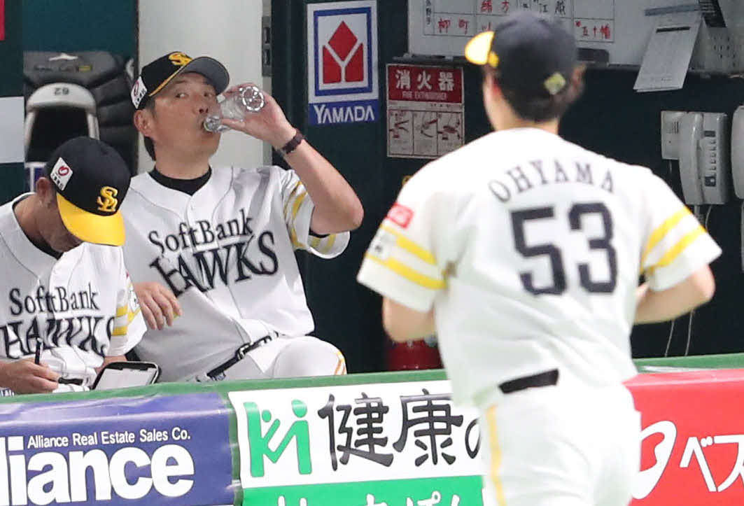 ソフトバンク対日本ハム　9回表日本ハム2死二塁、同点に追いつかれて降板する大山（右）と、ベンチで水を飲む小久保監督（撮影・梅根麻紀）