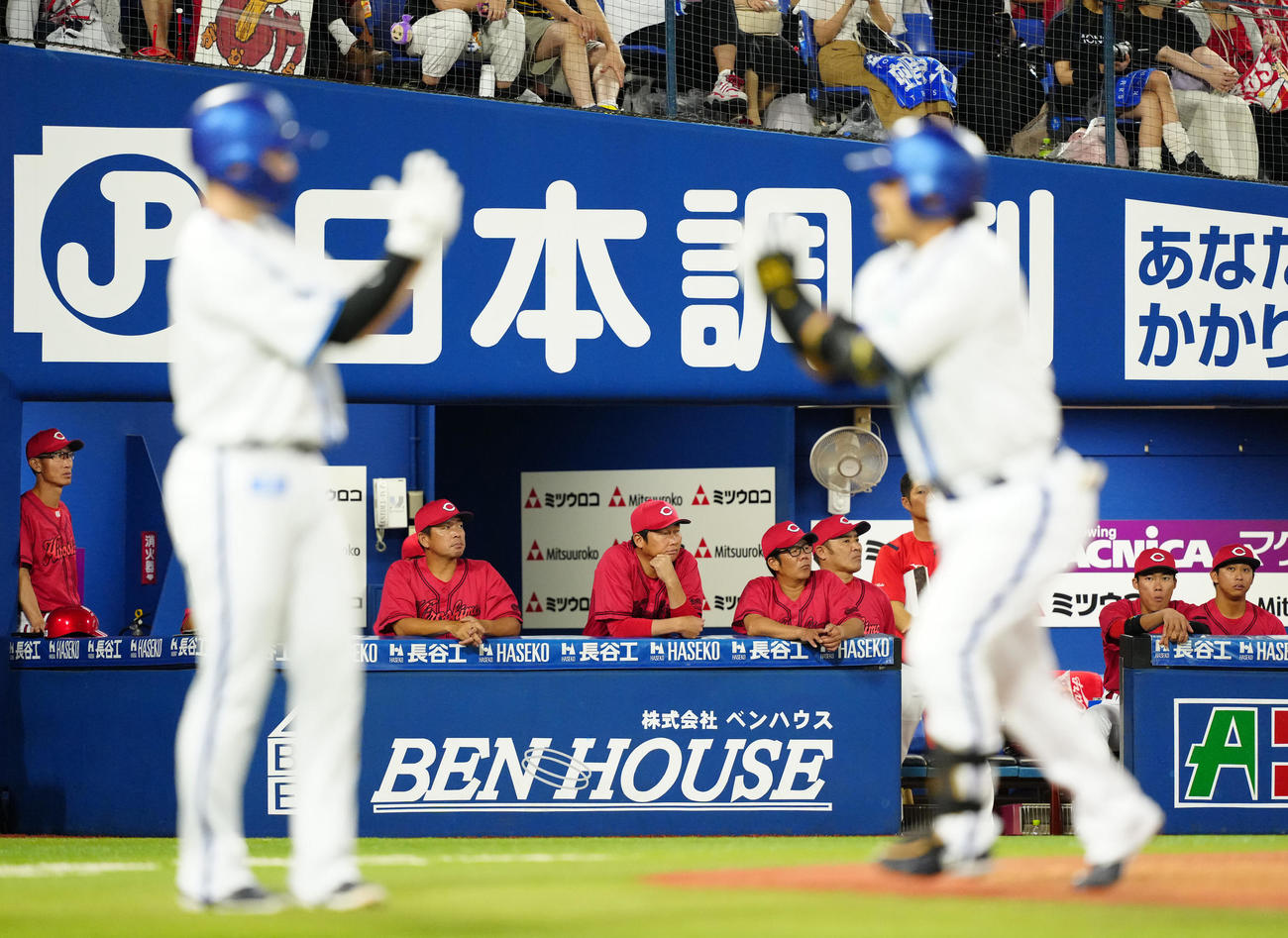 DeNA対広島　1回裏DeNA1死一、二塁、アドゥワが宮崎（手前右）に3点本塁打を浴び、ベンチで厳しい表情の新井監督（後方左から3人目）（撮影・江口和貴）