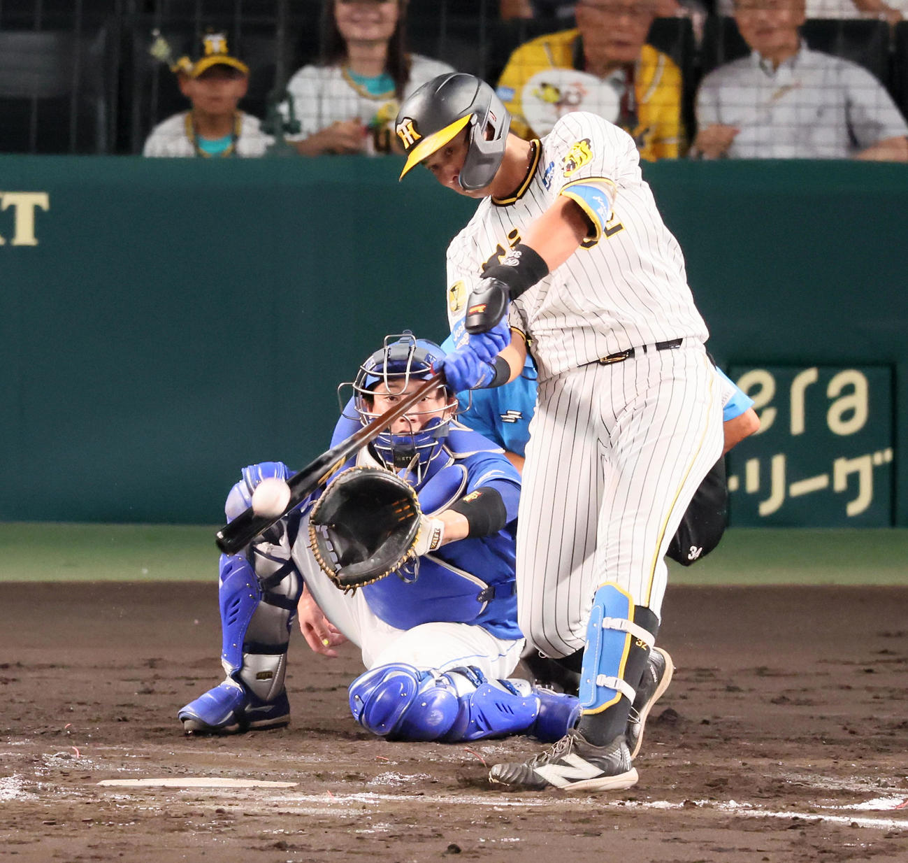 阪神対中日　1回裏阪神無死一塁、井上は左越え2点本塁打を放つ（撮影・加藤哉）