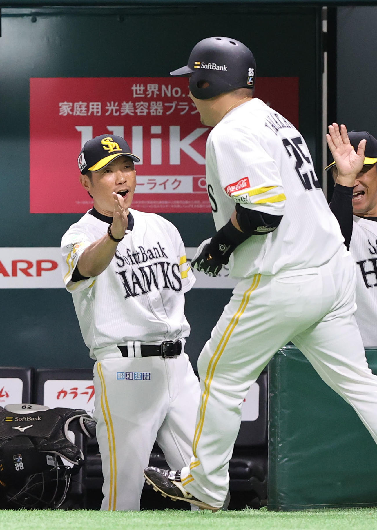 ソフトバンク対日本ハム　3回裏ソフトバンク無死、山川（右）は左越え本塁打を放ち小久保監督とタッチをかわす（撮影・鬼束羽瑠菜）