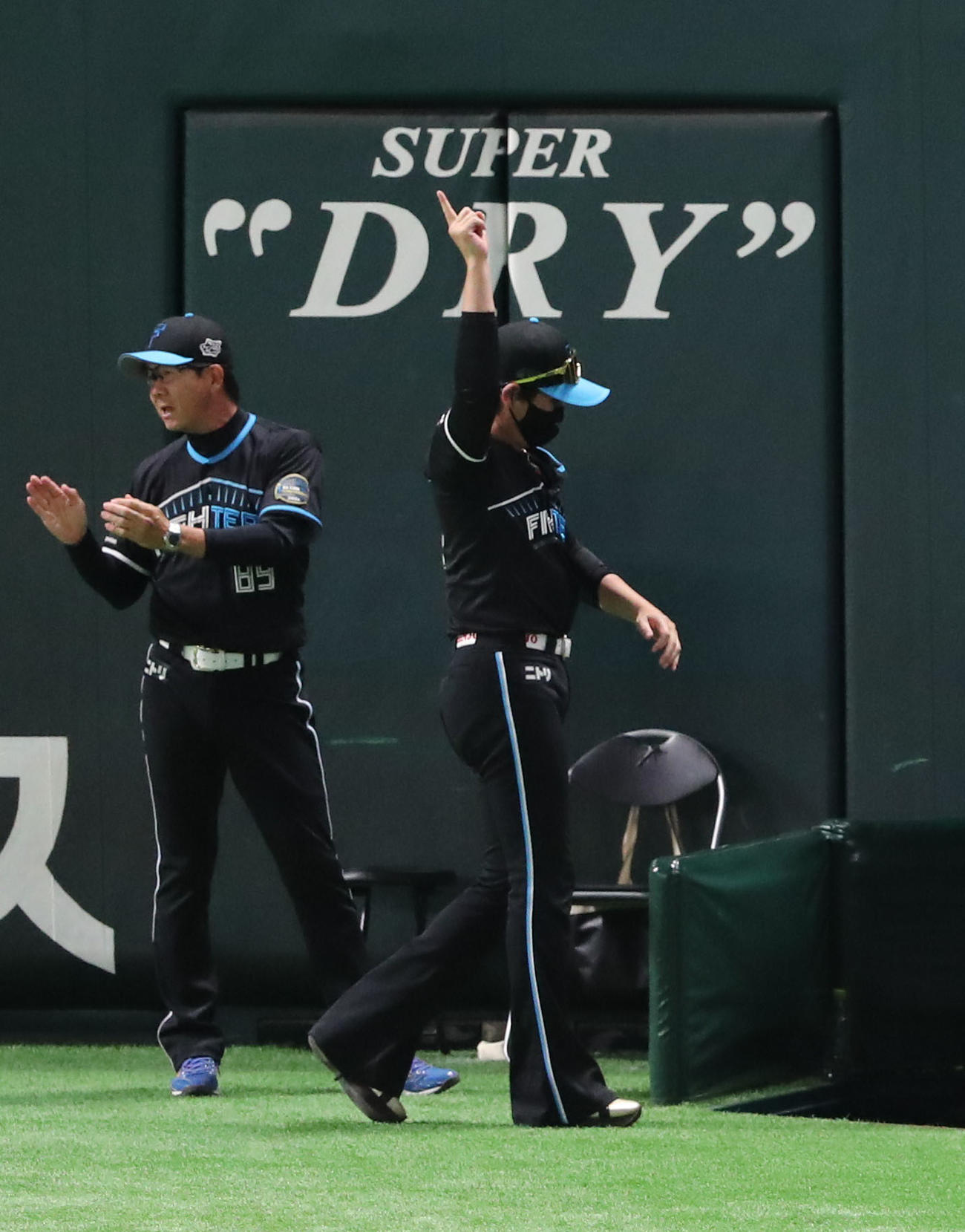 ソフトバンク対日本ハム　9回表日本ハム2死二塁、水谷の勝ち越しとなる左前適時打で喜ぶ新庄監督（撮影・梅根麻紀）