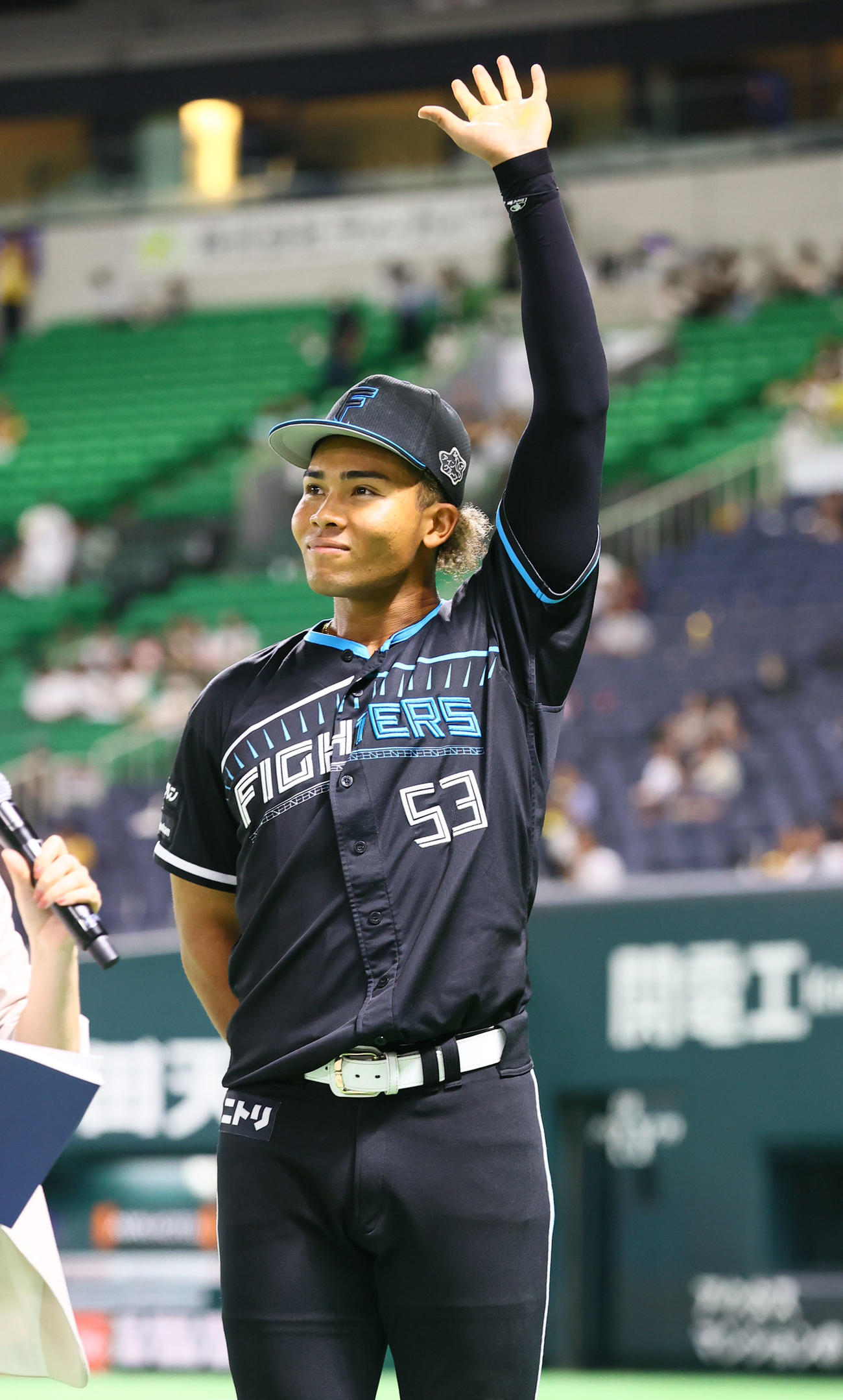 ソフトバンク対日本ハム　本日のヒーローに輝いたファンの声援に応える水谷（撮影・鬼束羽瑠菜）