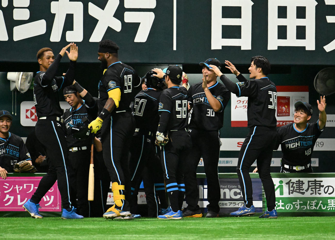 ソフトバンク対日本ハム　9回表日本ハム2死二塁、水谷の勝ち越し適時打に歓喜する日本ハムナイン（撮影・林敢治）
