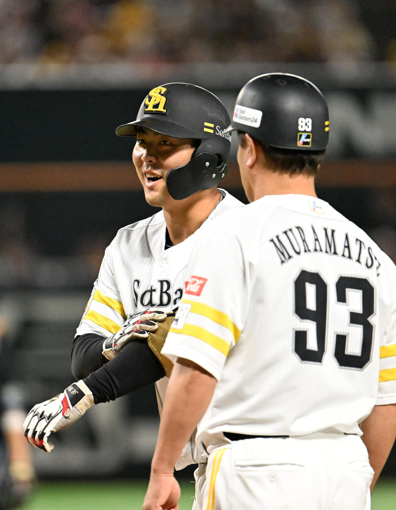 ソフトバンク対日本ハム　1回裏ソフトバンク1死満塁、石塚は勝ち越し適時打を放ち笑顔を見せる（撮影・林敢治）