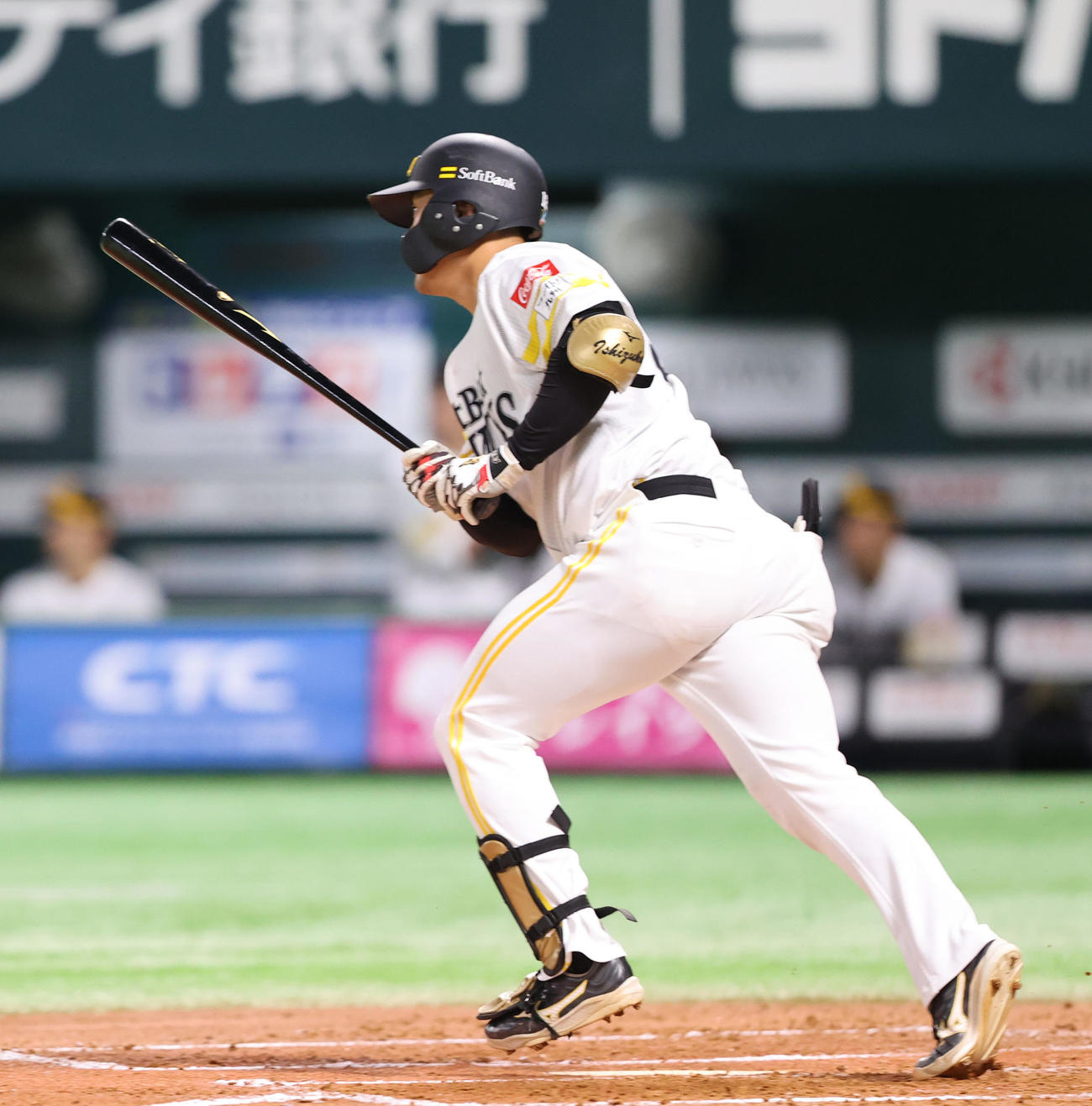 ソフトバンク対日本ハム　1回裏ソフトバンク1死満塁、石塚は勝ち越しの右前適時打を放つ（撮影・鬼束羽瑠菜）