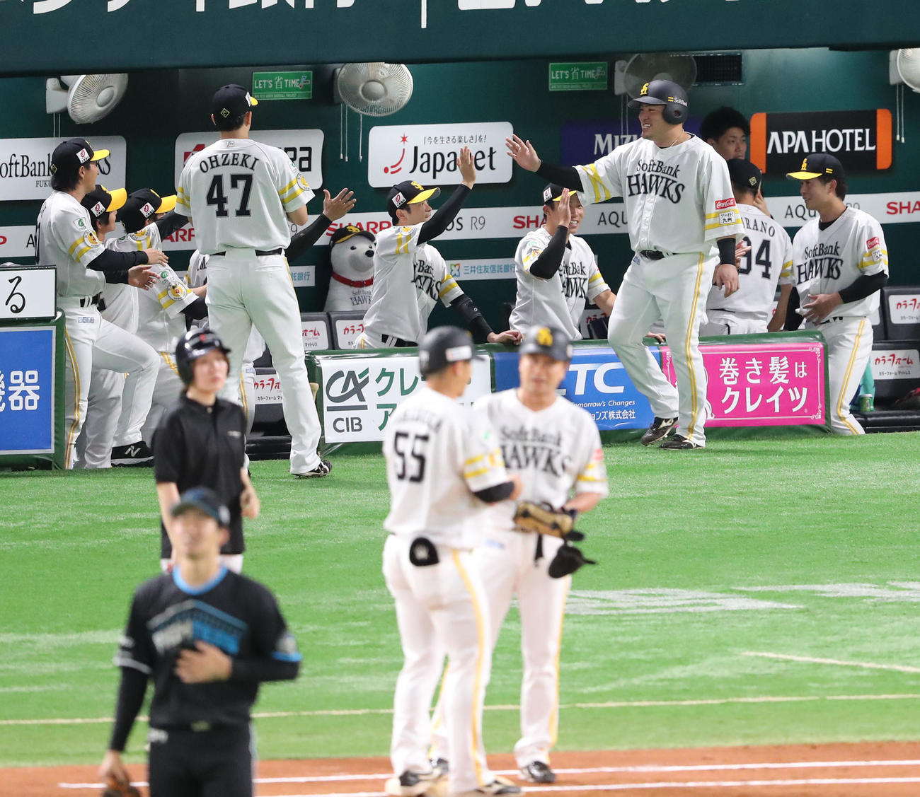 ソフトバンク対日本ハム　1回裏ソフトバンク1死満塁、石塚の右前勝ち越し適時打で生還した山川（撮影・梅根麻紀）