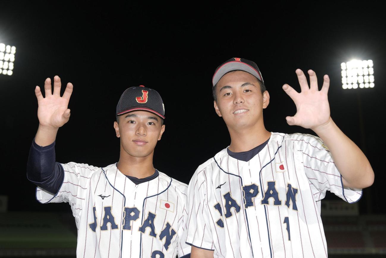 フィリピンに勝利し、ポーズをとる浜本（左）と間木（共同）
