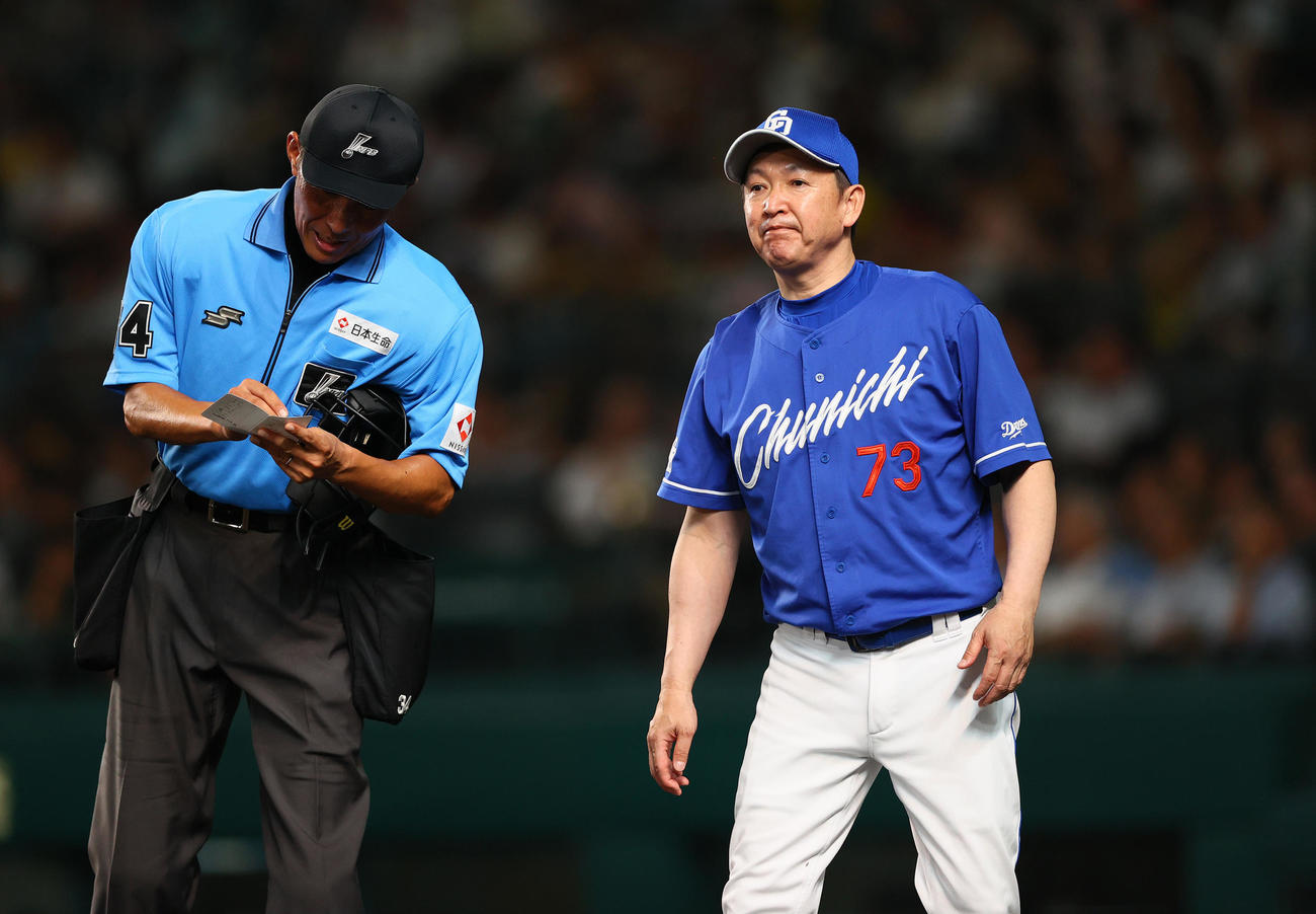 阪神対中日　5回表終了後、中日立浪監督は球審に選手交代を告げる（撮影・上山淳一）