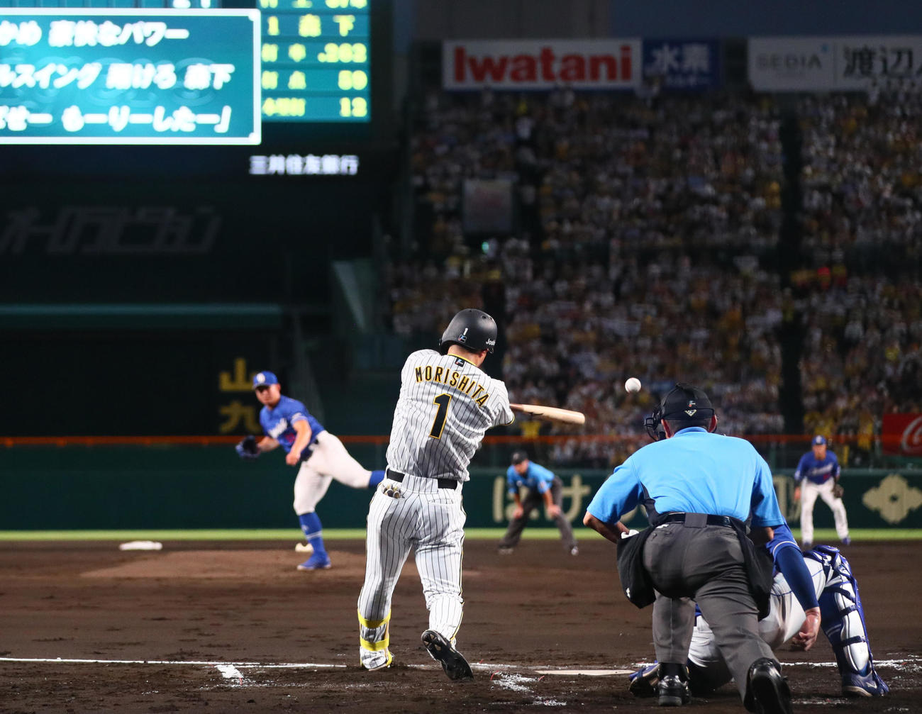 阪神対中日　1回裏阪神無死一、二塁、森下は右適時2点二塁打を放つ（撮影・上山淳一）