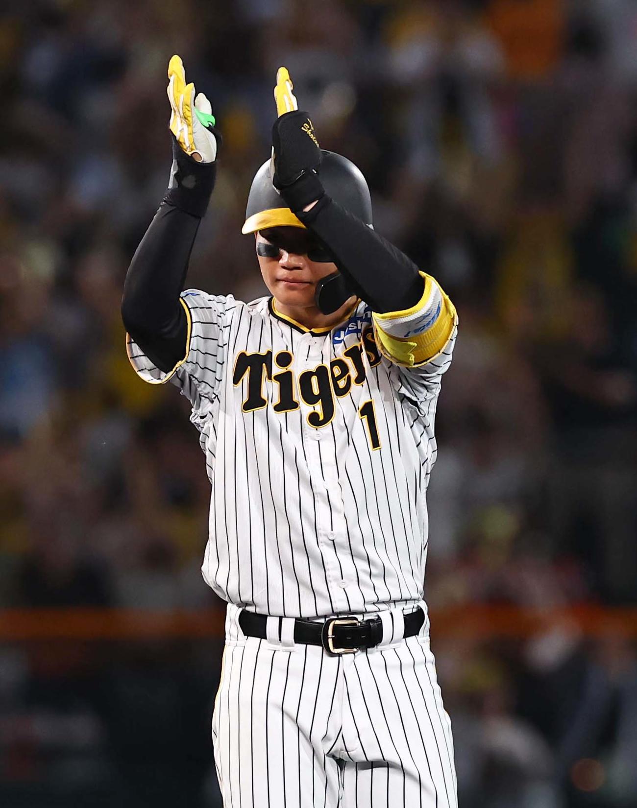 阪神対中日　1回裏阪神無死一、二塁、森下は同点となる2点適時二塁打を放つ（撮影・上田博志）