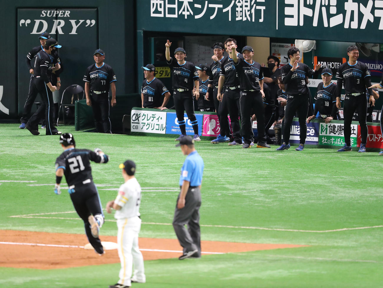 ソフトバンク対日本ハム　9回表日本ハム2死一塁、清宮は右越えに2点本塁打を放つ、盛り上がるナイン（撮影・梅根麻紀）