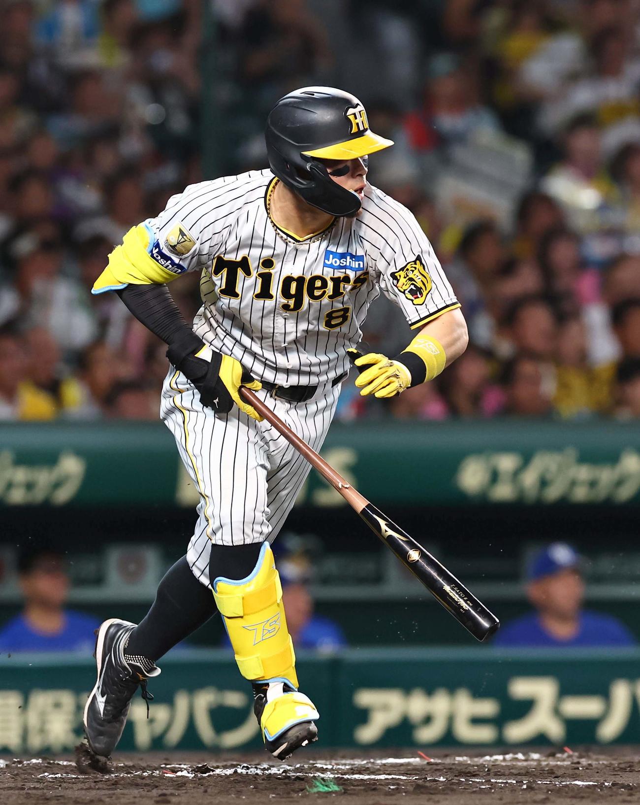 阪神対中日　1回裏阪神無死二、三塁、佐藤輝は中前2点適時打を放つ（撮影・上田博志）