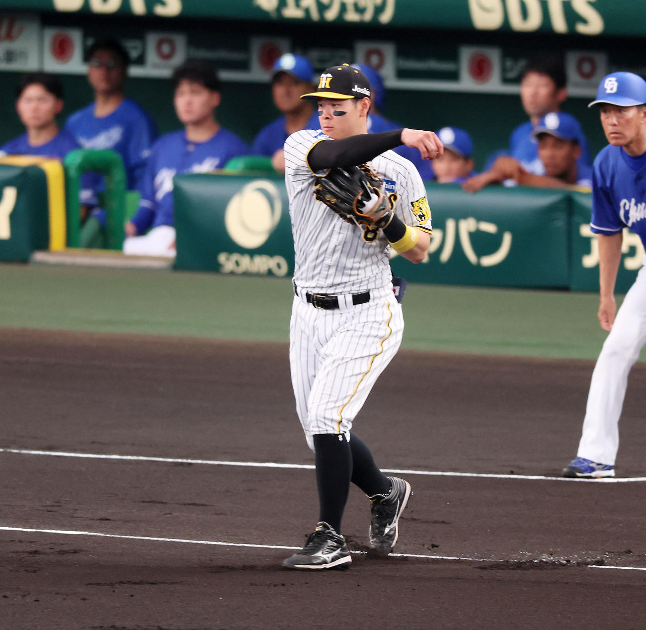 阪神対中日　1回表中日無死一塁、佐藤輝は福永の打球を二塁へ悪送球（撮影・加藤哉）