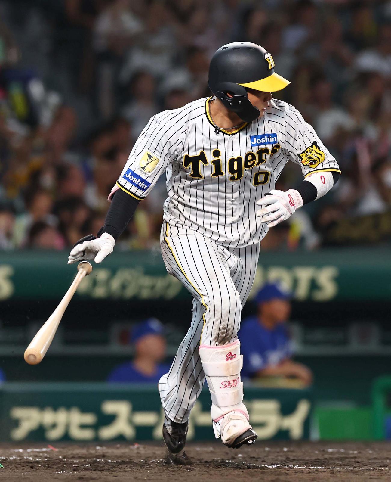 阪神対中日　5回裏阪神1死満塁、木浪は左前に適時打を放つ（撮影・上田博志）