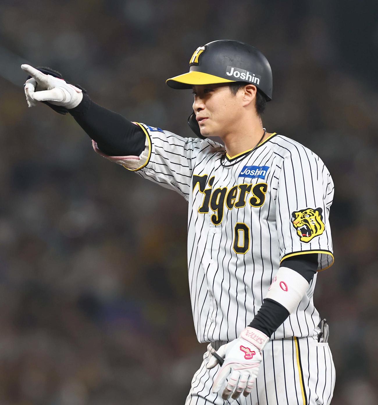 阪神対中日　5回裏阪神1死満塁、木浪は左前に適時打を放つ（撮影・上田博志）