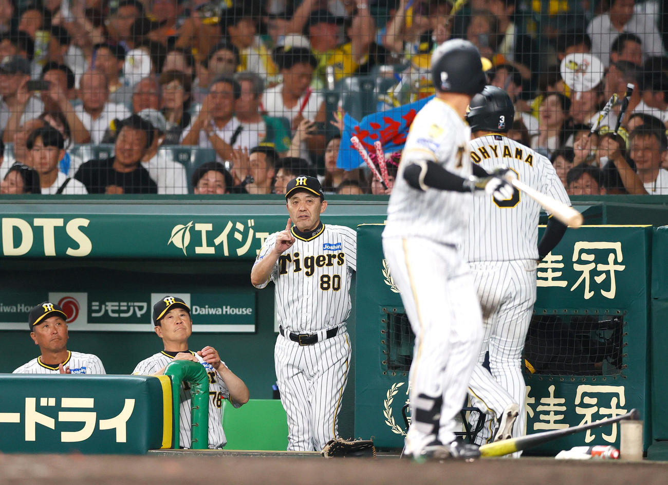 阪神対中日　5回裏阪神1死満塁、木浪聖也が左前適時打を放ち岡田監督（左から3人目）は村上（手前）に向かって大声で話しかける（撮影・上山淳一）