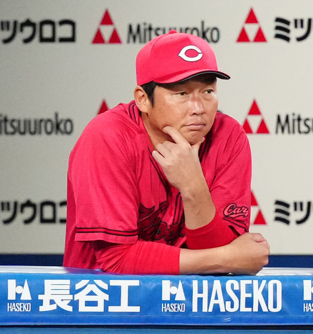 DeNA対広島　1回裏DeNA無死二塁、アドゥワが佐野に適時打を浴びベンチで厳しい表情の新井監督（撮影・江口和貴）