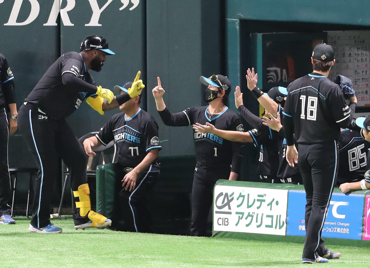 ソフトバンク対日本ハム　1回表日本ハム2死一塁、先制2点本塁打を放ったレイエス（左）は新庄監督と指タッチ（撮影・梅根麻紀）