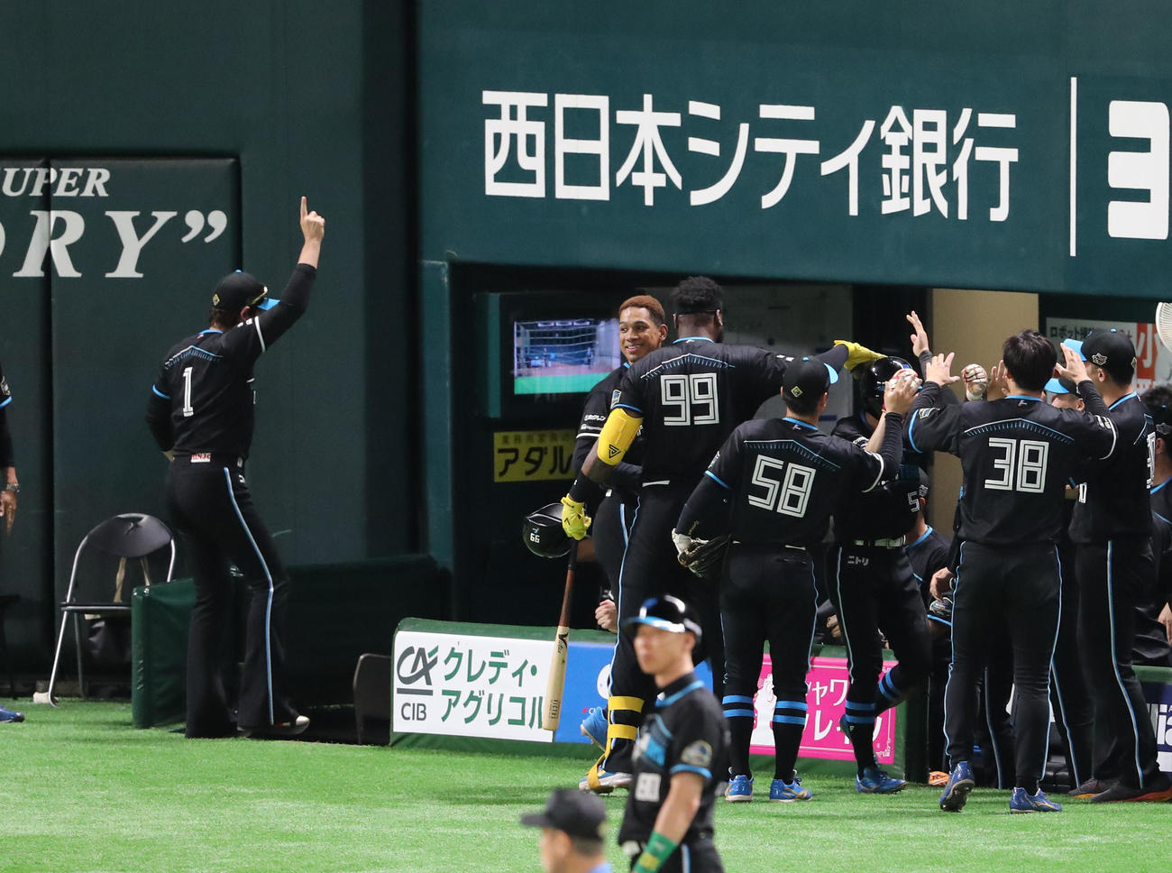 ソフトバンク対日本ハム　9回表日本ハム2死二塁、水谷の勝ち越しとなる左前適時打で喜ぶ新庄監督（撮影・梅根麻紀）