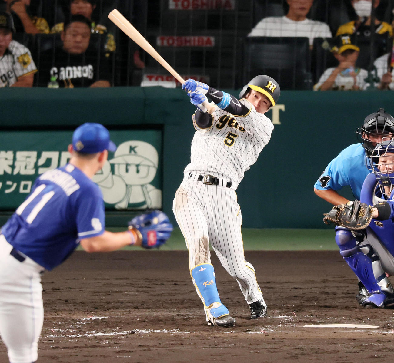 阪神対中日　4回裏阪神1死、近本は左前打を放つ、投手小笠原（撮影・加藤哉）