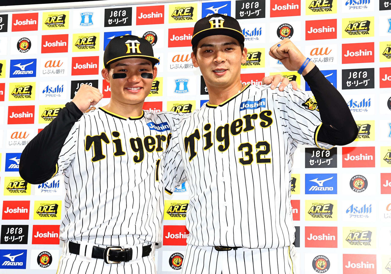 阪神対中日　お立ち台でガッツポーズをする森下（左）と井上（撮影・上田博志）