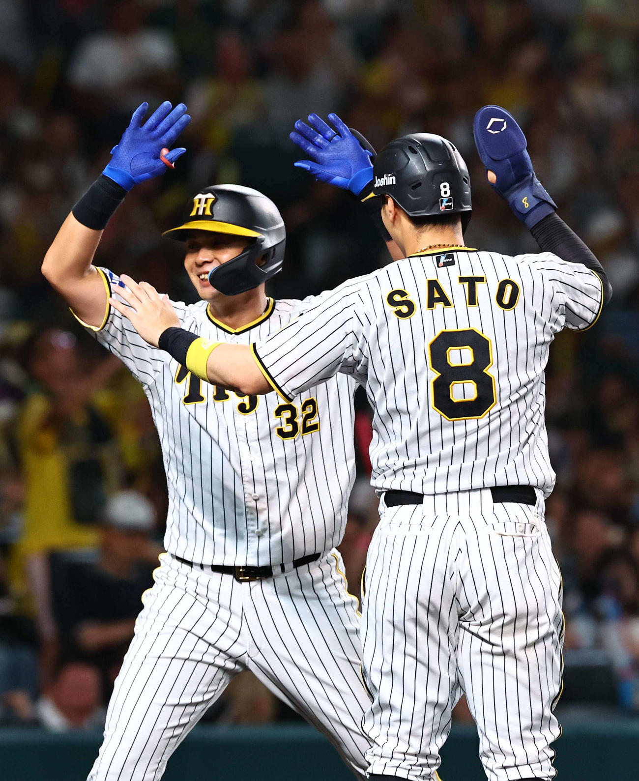 阪神対中日　1回裏阪神無死一塁、左越え2点本塁打を放った井上（左）は佐藤輝と笑顔でハイタッチをする（撮影・上田博志）