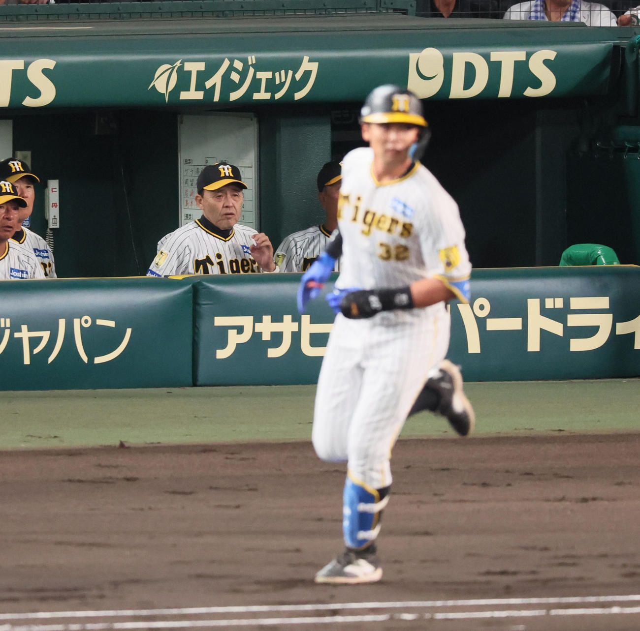阪神対中日　1回裏阪神無死一塁、井上の左越え2点本塁打をベンチから見る岡田監督（撮影・加藤哉）