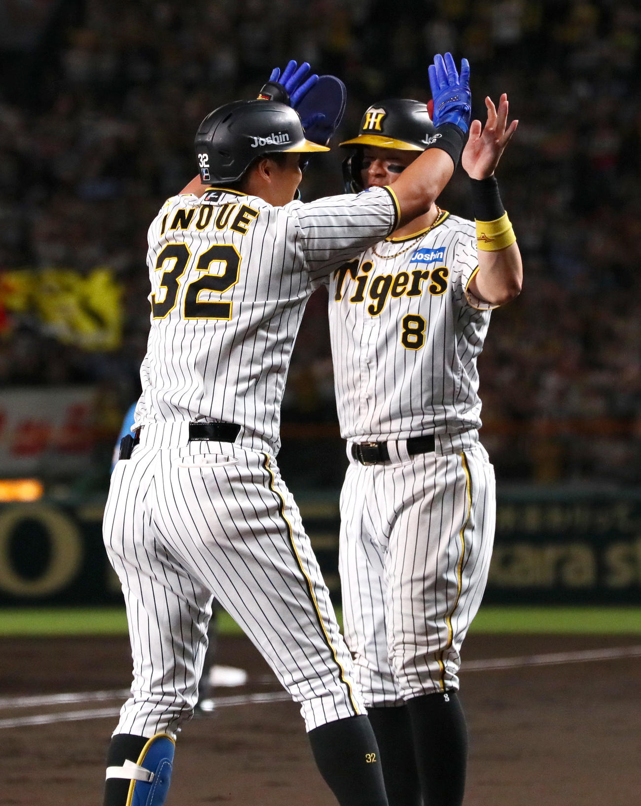 阪神対中日　1回裏阪神無死一塁、井上（手前）は左越え2点本塁打を放ち佐藤輝とハイタッチで喜ぶ（撮影・上山淳一）