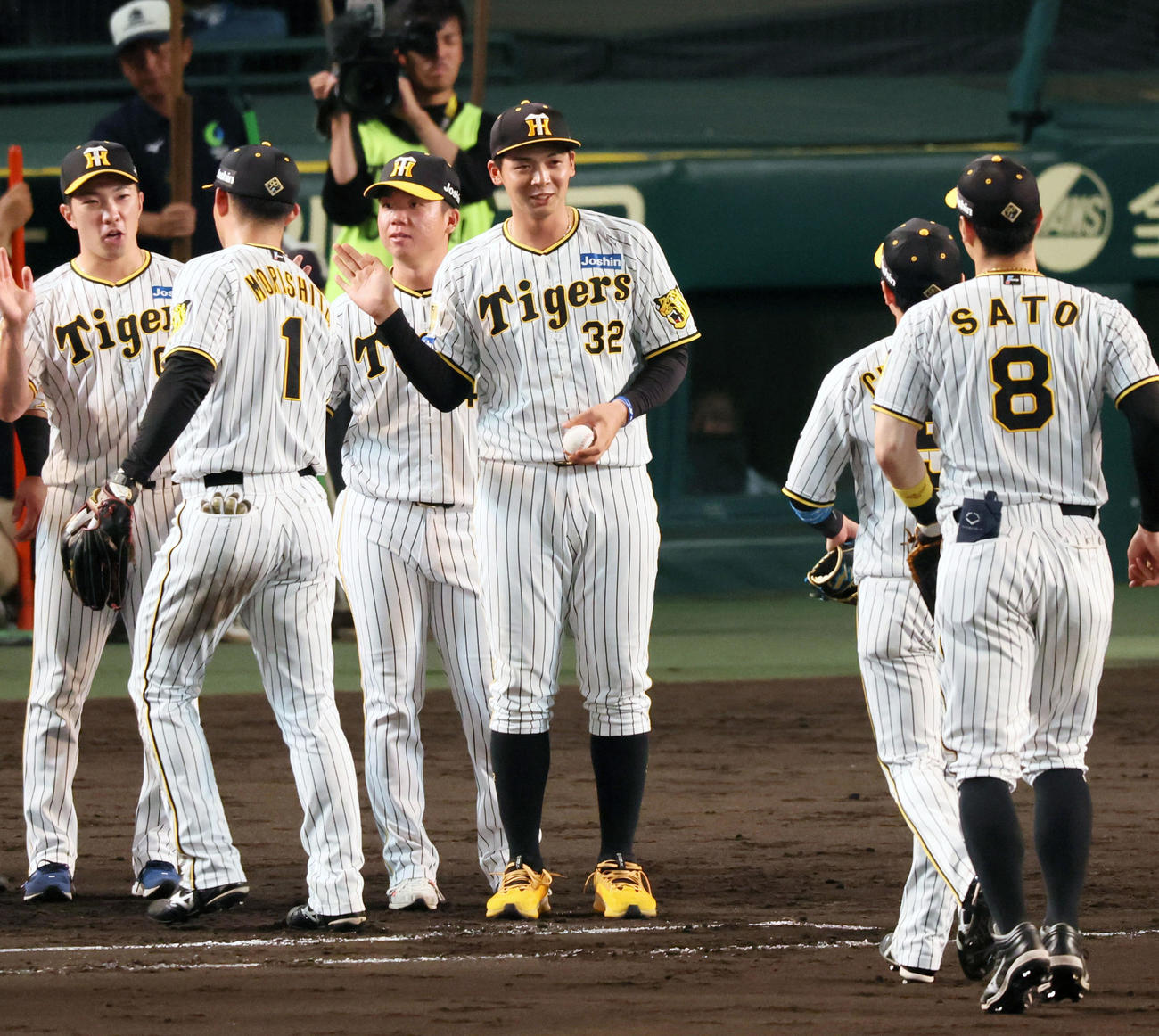 阪神対中日　中日に勝利しウイニングボールを手にナインを迎える井上（撮影・加藤哉）