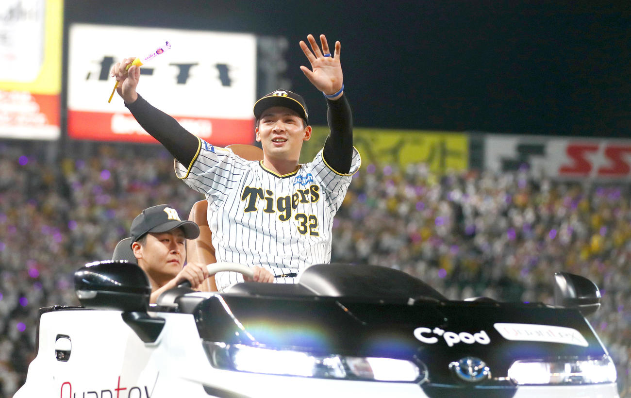 阪神対中日　ヒーローの阪神井上はファンの歓声に手を振って応える（撮影・上山淳一）