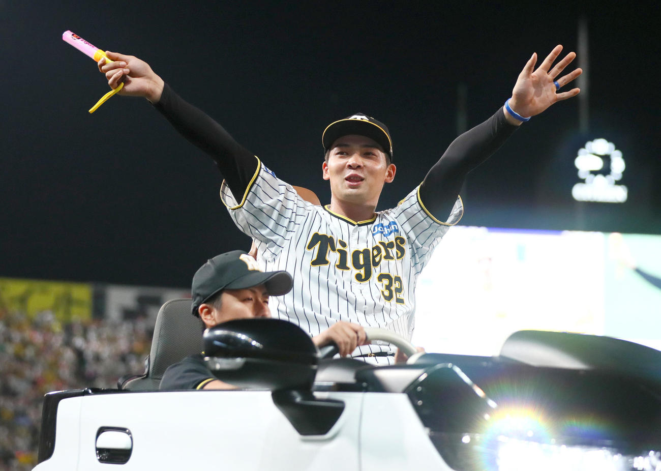 阪神対中日　ヒーローの阪神井上はファンの歓声に手を振って応える（撮影・上山淳一）